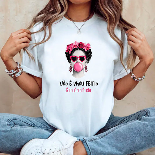 T-shirt personalizada Não é Mau Feitio, É Muita Atitude